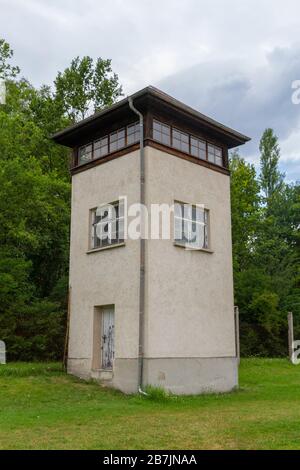 Typischer Wachturm am Rande des ehemaligen NS-Konzentrationslagers Deutscher Dachauer, München, Deutschland. Stockfoto