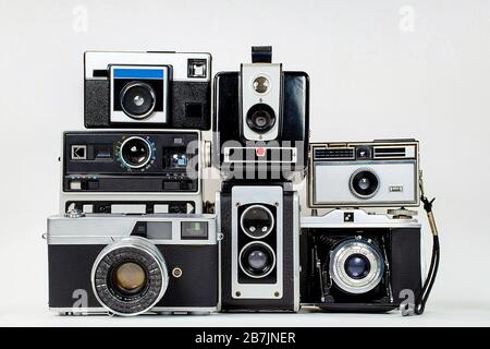 Sammlung von Retro-Kameras auf isoliertem Hintergrund Stockfoto