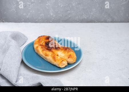 Banitsa (Banitza oder Banica) traditionelles bulgarisches Gericht auf neutralem Betonhintergrund, Kopierraum Stockfoto