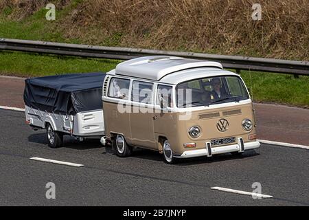 1970 70er Jahre beige Classic VW Volkswagen Pop Top, Caddy, Wohnmobil Schleppen Wohnwagen Anhänger; UK Fahrzeugverkehr, Heritage Transport, Fahrzeuge bewegen, altes Fahrzeug, Straßen, geschätzte Motoren, Oldtimer-Fahren auf der Autobahn M6 Stockfoto