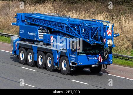 Liebherr Commhoist, 2019 blau Liebherr Ltm1040-2.1; LKW-Transport-Lieferwagen, LKW, Transport, LKW, Frachtführer, fahrendes Fahrzeug, europäische kommerzielle Transportindustrie, M61 in Manchester, Großbritannien Stockfoto