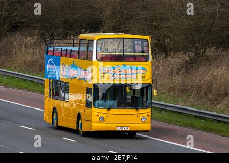 2003 gelb DAF DB; CITYEXPRESS oder City Explorer gelb oben offener Sightseeing-Bus, Liverpool, Großbritannien Stockfoto