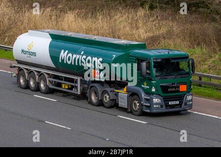 Morrisons grün weiß Supermarkt Benzintanker, Tankwagen, Gas-LKW, Kraftstoff-LKW; Transport Lieferwagen, LKW, Transport, LKW, Frachtführer, MAN Fahrzeug, europäischen gewerblichen Verkehr, Industrie, M6 in Manchester, Großbritannien