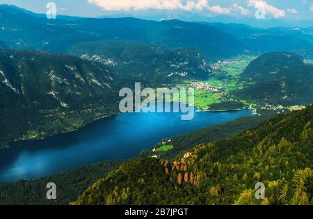 Luftaufnahme von Bohinjer See in Slowenien im Sommer vom Mount Vogel gesehen Stockfoto