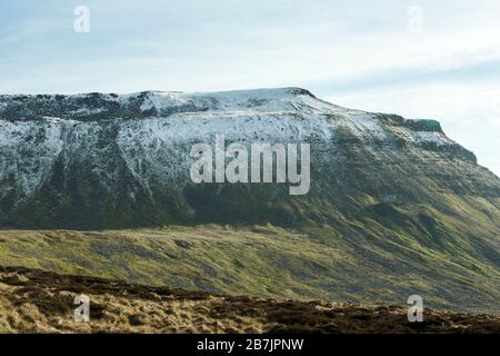 Der Schnee hat Ingleborough, einen der drei Gipfel von Yorkshire, von Southerscales, Ribblesdale, Yorkshire Dales, England, Großbritannien aus gesehen Stockfoto