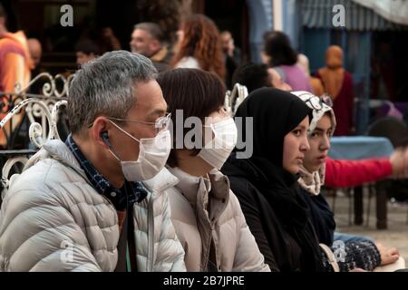 Chefchaouen, Marokko - 25. Februar 2017: Asiatische Touristen mit Gesichtern, die von chirurgischen Masken bedeckt sind Stockfoto
