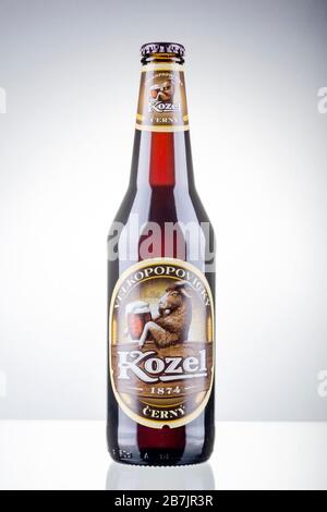 Velkopopovicky Kozel Bier isoliert auf weißem Hintergrund. Kozel-Bier wird seit dem Jahr 1874 in Velke Popovice in Tschechien gebraut Stockfoto