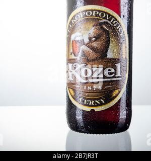 Velkopopovicky Kozel Bier isoliert auf weißem Hintergrund. Kozel-Bier wird seit dem Jahr 1874 in Velke Popovice in Tschechien gebraut Stockfoto