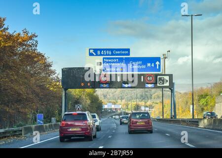 NEWPORT, WALES - NOVEMBER 2018: Fahrzeuge auf der Autobahn M4 in Newport. Stockfoto