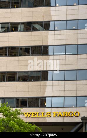 SEATTLE, WA, USA, - JUNI 2018: Schild an der Vorderseite des Wells Fargo Bank Bürogebäudes in der Innenstadt von Seattle. Stockfoto