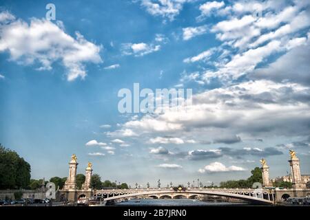 Paris, Frankreich - 01. Juni 2017: Brücke über die seine. Pont Alexandre III am bewölkten blauen Himmel. Skulpturen und Architektur. Architektonischer Stil. Nationales Erbe. Historisches Denkmal. Reisen. Stockfoto