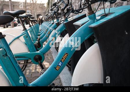 ISpark Fahrräder auf einem Fahrradparkplatz. Nahaufnahme. ISpark Fahrräder auf einem Fahrradständer in einem öffentlichen Ort. Fahrradverleih im Stadtpark Stockfoto