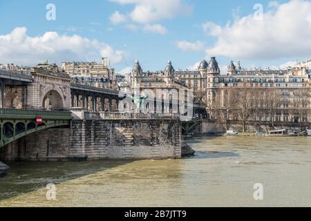 Pont Bir-Hakeim und France Reborn Statue - Paris, Frankreich. Stockfoto