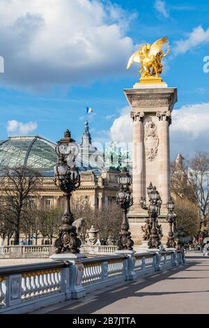 Grand Palais und Pont Alexandre III Brücke - Paris, Frankreich Stockfoto