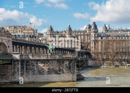 Pont Bir-Hakeim und France Reborn Statue - Paris, Frankreich. Stockfoto