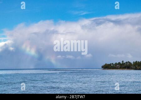 Atemberaubende Regenbogenwolke über dem Horizont im Ozean bei Lahaina auf Maui. Stockfoto