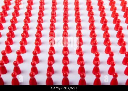 Rote Holzfigürchen mit Zwischenraum und geordnet angeordnet Stockfoto