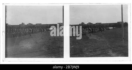 Royal Thai Armed Forces - Soldaten in Paradeuniform auf einem Feld für eine festliche Veranstaltung. Stereoskopisches Foto von etwa dem Jahr 1910. Foto auf trockenem Glasplatte aus der Sammlung Herry W. Schaefer. Stockfoto