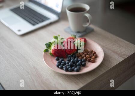 Nahaufnahme eines Gerichts mit Erdbeeren, Haselnüssen und Blaubeeren Stockfoto
