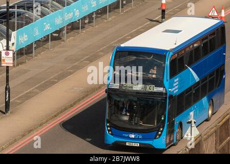 Erster Essex Essex Airlink X30-Busdienst mit Abfahrt vom London Southend Airport, Essex, Großbritannien, in Richtung Chelmsford und Stansted Airport. Express Airport Route Stockfoto