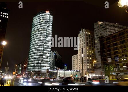 18. JANUAR 2020: Potsdamer Platz in der Nacht mit Sitz der Deutschen Bahn, Bahnturm, Bahnhof und Beisheimer Gebäude mit Sitz des Ritz-Wagens Stockfoto