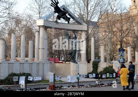 BUDAPEST, UNGARN - 9. FEBRUAR 2020: Das umstrittene Denkmal auf dem Szabadsag-Platz für die Opfer deutscher Insassen. Stockfoto