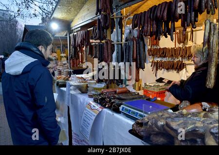 BUDAPEST, UNGARN - 9. FEBRUAR 2020: Die Kunden kaufen Wurst auf dem Mangalica-Schweinefleisch-Festival auf dem Szabadsag Platz. Stockfoto