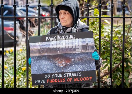 Die PETA-Aktivisten behaupten, COVID-19 habe auf einem lebenden Tiermarkt begonnen, und fordern, dass die Stadt den Betrieb von Schlachthöfen auf unbestimmte Zeit bei einer Kundgebung außerhalb der City Hall in New York City am 16. März 2020 unterbricht. Viele der in Wuhan, dem Epizentrum des Virus, erschickten, hatten einen lebenden Tiermarkt in Wuhan besucht; Behörden gaben an, dass es keine Beweise dafür gebe, dass sich das Virus von Mensch zu Mensch ausbreitet (Gabriele Holtermann-Gorden/Sipa USA) Kredit: SIPA USA/Alamy Live News Stockfoto