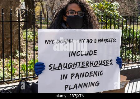 Die PETA-Aktivisten behaupten, COVID-19 habe auf einem lebenden Tiermarkt begonnen, und fordern, dass die Stadt den Betrieb von Schlachthöfen auf unbestimmte Zeit bei einer Kundgebung außerhalb der City Hall in New York City am 16. März 2020 unterbricht. Viele der in Wuhan, dem Epizentrum des Virus, erschickten, hatten einen lebenden Tiermarkt in Wuhan besucht; Behörden gaben an, dass es keine Beweise dafür gebe, dass sich das Virus von Mensch zu Mensch ausbreitet (Gabriele Holtermann-Gorden/Sipa USA) Kredit: SIPA USA/Alamy Live News Stockfoto