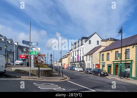 ARDARA, COUNTY DONEGAL/IRLAND - 13. MÄRZ 2020: Ardara-Stadt ist während des Corona-Ausbruchs immer noch beschäftigt. Stockfoto