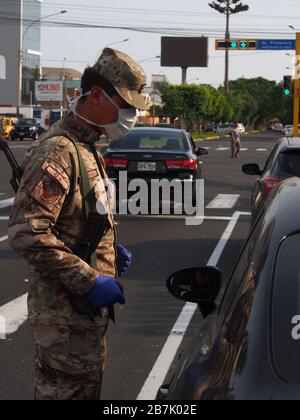 Militärangehörige der peruanischen Streitkräfte übernehmen die Kontrolle über die Straßen, um die Einhaltung der Quarantäne zu gewährleisten. Peru erklärte aufgrund des Coronavirus (Covid-19) den Ausnahmezustand, die Grenzen wurden geschlossen und die Regierung verfügte über eine obligatorische Quarantäne für 15 Tage im ganzen Land. Stockfoto