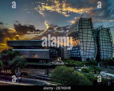 Johannesburg, Südafrika - 1. Januar 2020: HDR-Foto der Sandton-Büros bei Sonnenuntergang. Sandton im Finanzzentrum von Johannesburg. Stockfoto