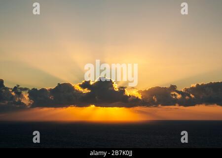 Sonnenuntergang am Meer und Blick auf die Sonnenstrahlen durch die Wolken Stockfoto