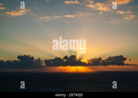 Sonnenuntergang am Meer und Blick auf die Sonnenstrahlen durch die Wolken Stockfoto