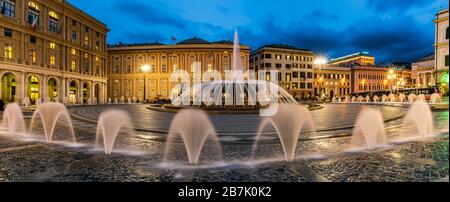 GENUA, ITALIEN - 27. JANUAR 2020: Die Piazza de Ferrari, der Hauptplatz in Genua ist berühmt für ihre Brunnen- und Wasserspiele Stockfoto