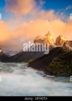 NATIONALPARK TORRES DEL PAINE, CHILE - CIRCA FEBRUAR 2019: Sonnenaufgang über Salta Grande Wasserfall im Torres del Paine Nationalpark, Chile. Stockfoto