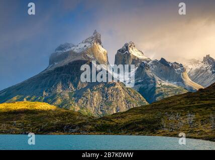 NATIONALPARK TORRES DEL PAINE, CHILE - CIRCA FEBRUAR 2019: Panoramasicht auf die Hörner und die Hörner und den Nordenskjöld-See in Torres del Paine Stockfoto