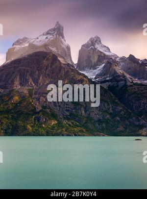 NATIONALPARK TORRES DEL PAINE, CHILE - CIRCA FEBRUAR 2019: Panoramasicht auf die Hörner und die Hörner und den Nordenskjöld-See in Torres del Paine Stockfoto