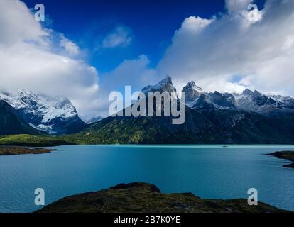 NATIONALPARK TORRES DEL PAINE, CHILE - CIRCA FEBRUAR 2019: Panoramasicht auf die Hörner und die Hörner und den Nordenskjöld-See in Torres del Paine Stockfoto