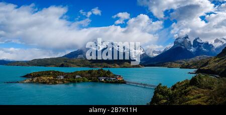 NATIONALPARK TORRES DEL PAINE, CHILE - CIRCA FEBRUAR 2019: Panoramasicht auf den Paine Lake und Hosteria Pehoé im Torres del Paine National Park, ch Stockfoto