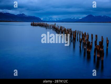 PUERTO NATALES, CHILE - CIRCA FEBRUAR 2019: Blick auf einen alten Steg in Puerto Natales im Morgengrauen. Puerto Natales ist die nächste Stadt von Torres del Paine Nati Stockfoto