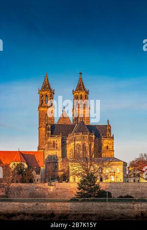 Prächtiger Dom, Elbfluss in goldenen Sonnenaufgangsfarben in der Innenstadt von Magdeburg, in der Innenstadt von Magdeburg Stockfoto