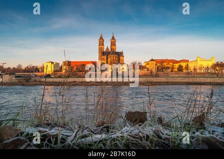 Prächtiger Dom, Elbfluss in goldenen Sonnenaufgangsfarben in der Innenstadt von Magdeburg, in der Innenstadt von Magdeburg Stockfoto