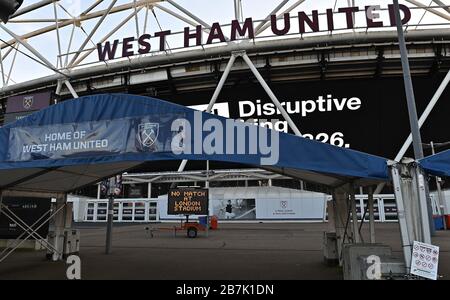 Stratford, Großbritannien. März 2020. Melden Sie sich außerhalb des Londoner Stadions an und sagen Sie "kein Spiel im Londoner Stadion". Stratford. London. GROSSBRITANNIEN. 16/03/2020. Credit Garry Bowden/Sport in Pictures/Alamy Credit: Sport in Pictures/Alamy Live News Stockfoto