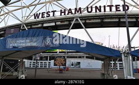 Stratford, Großbritannien. März 2020. Melden Sie sich außerhalb des Londoner Stadions an und sagen Sie "Premier League suspendiert bis 4. April". Stratford. London. GROSSBRITANNIEN. 16/03/2020. Credit Garry Bowden/Sport in Pictures/Alamy Credit: Sport in Pictures/Alamy Live News Stockfoto
