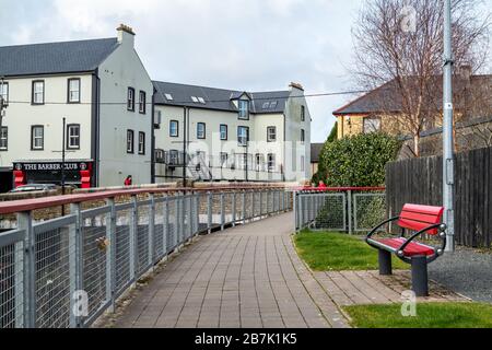 ARDARA, COUNTY DONEGAL/IRLAND - 13. MÄRZ 2020: Ardara-Stadt ist während des Corona-Ausbruchs immer noch beschäftigt. Stockfoto