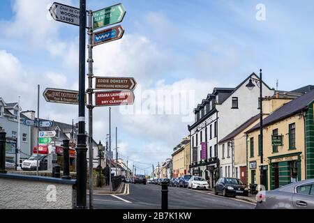 ARDARA, COUNTY DONEGAL/IRLAND - 13. MÄRZ 2020: Ardara-Stadt ist während des Corona-Ausbruchs immer noch beschäftigt. Stockfoto