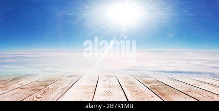 Leere Holztafel vor dem Himmel Stockfoto