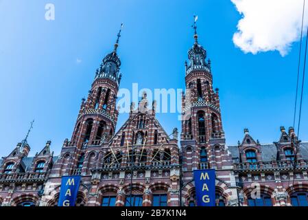 Amsterdam, Niederlande - 7. September 2018: Fassade eines Magna plaza Einkaufszentrums (ehemaliges Amsterdam Main Post Office) im Zentrum von Amsterdam, Neth Stockfoto