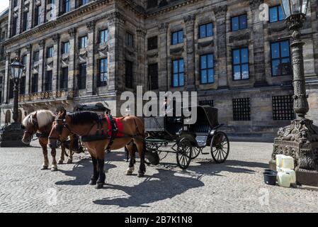 Amsterdam, Niederlande - 7. September 2018: Elegante Fahrer mit ihren Pferdekutschen für Touristen und Fahrer vor dem Königspalast von Amster Stockfoto
